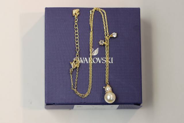 Hurry And Grab The Year-End Surprise Special Price! Swarovski Golden Snowman Pea