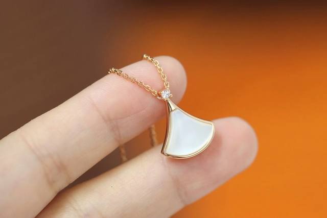 New Arrival Bvlgari New Year's Edition White Pearl Skirt Collar Necklace The Bes