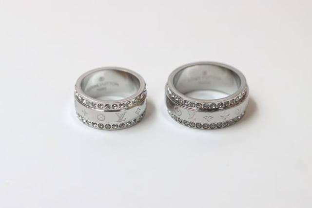 Best-Selling Louis Vuitton Catch Silver Full-Color Diamond Couple's Ring Lv Catc