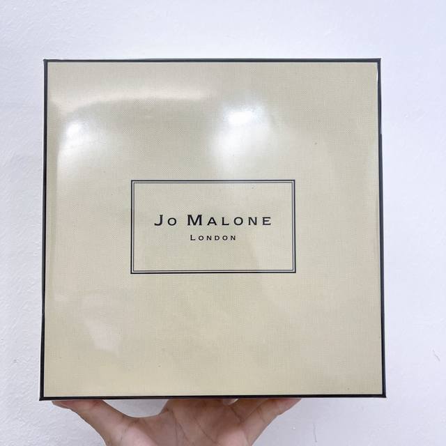 Counter Quality Jo Malone Bath Fragrance Two-Piece Set Includes: Jo Malone Engli