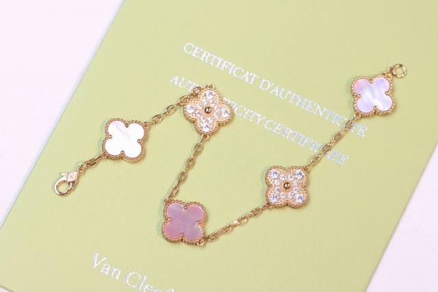 New Arrival Pink Pearl And Diamond Five-Flower Bracelet The Pink Pearls Are So G