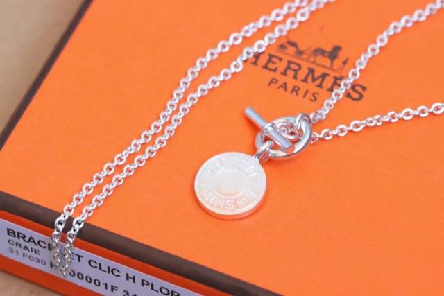 National Day Travel Season Hermes Silver Round Disk Pin Buckle Necklace Aulettes
