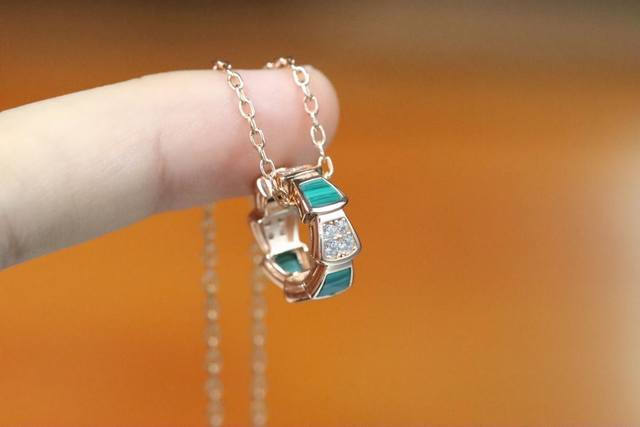 National Day Travel Season Bvlgari Rose Gold Malachite Snake-Shaped Collarbone N