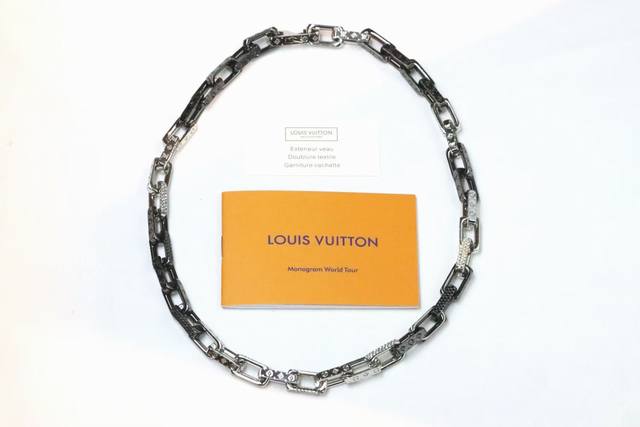 New Arrival Lv Diamond-Studded Black And White Bamboo-Knot Couple Necklace The M