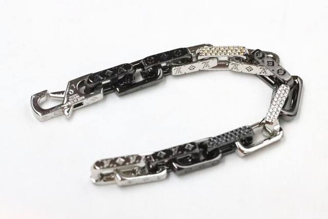 New Arrival Lv Diamond-Encrusted Black And White Bamboo-Inspired Quenched Couple
