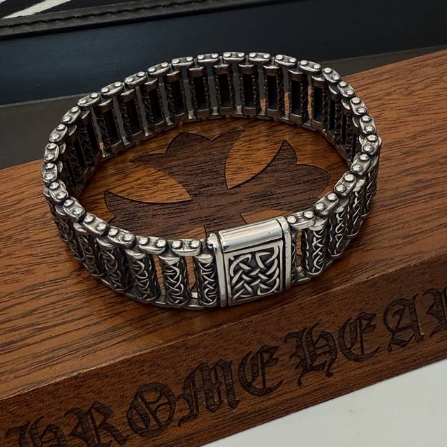 New Model, Counter-Quality Chrome Hearts Retro Multi-Element Bracelet. The Conca