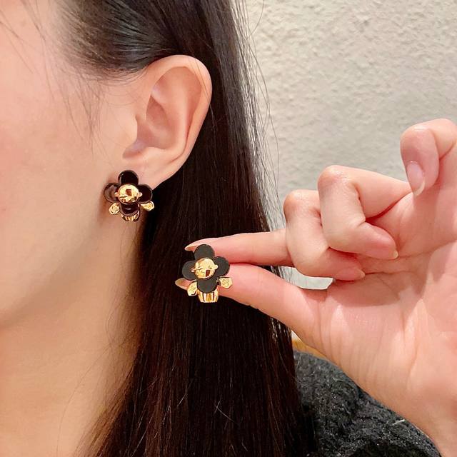 Louis Vuitton 2025 Spring New Arrival Ear Studs Classic Monogram Earrings Ultra-