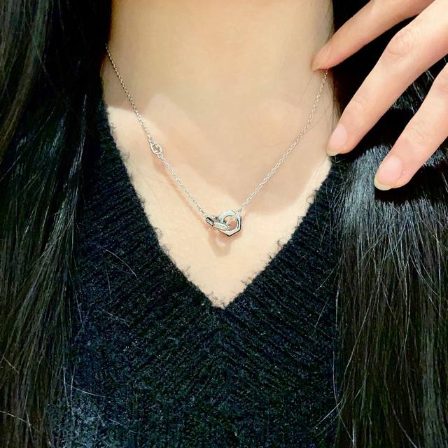 New Gucci Double G Letter Trend Necklace, A Bestseller That Sells Out Quickly. C