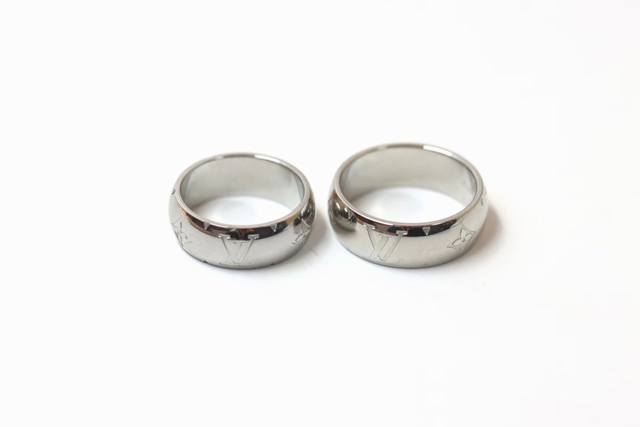 Hot-Selling Style Louis Vuitton Silver Floral Monogram Couple's Ring. Combining