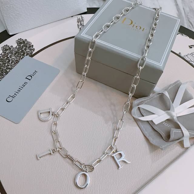 Dior New Arrival Dior Necklace Authentic Store New Model Retro Fashion Must-Have