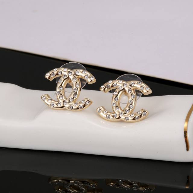 Chanel New Pearl Earring Original Design, Identical To The Authentic Version. Hi