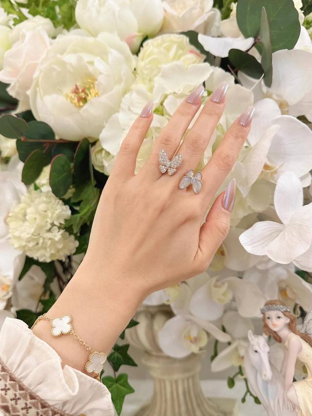 V Gold-Plated Butterfly Ring, Premium Edition A Must-Have! Not Only Is It Stunni