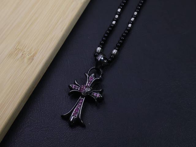 New Arrival] Cro Heart Necklace, Featuring Unique Floral Pattern Designs That St