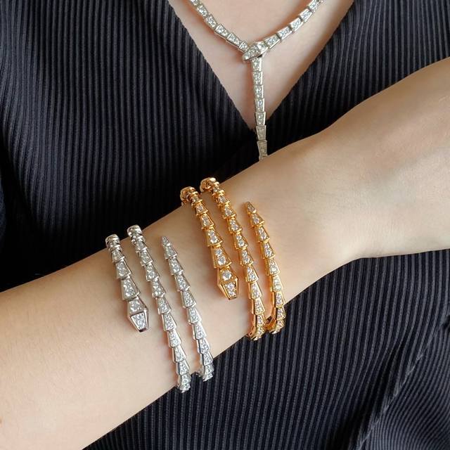 V-Gold Material, Bulgari Authentic Three-Circle Full-Diamond Delicate Snake Brac