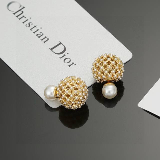 Dior Letter Cd Pearl Earrings This Dior Tribales Earring Reinterprets The Dior I