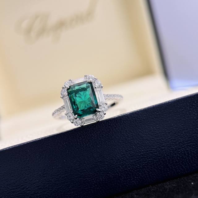 A4584 Top-Tier Jewelry, Luxury Brand, Emerald, Trapezoidal Diamond Ring. A High-