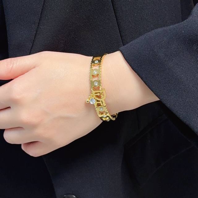 Dior New Arrival: Exquisitely Designed Openwork Diamond-Studded Bracelet Versati