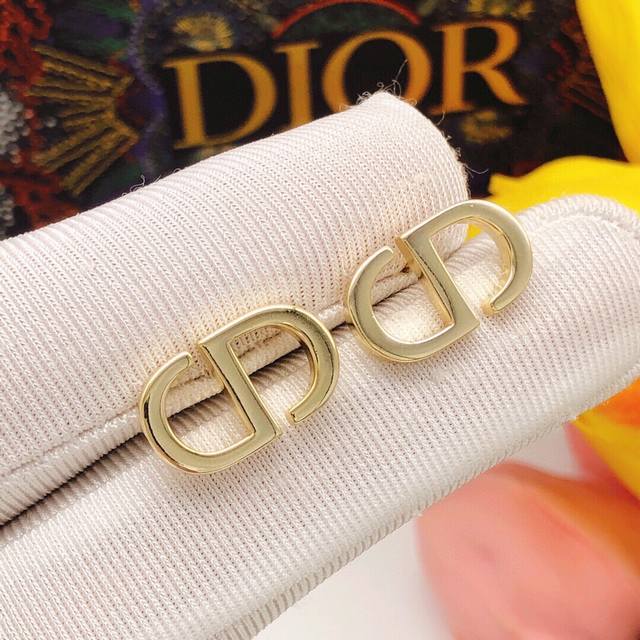 Id Ded0462 Dior Cd Ear Studs, Smooth And High-Quality Finish