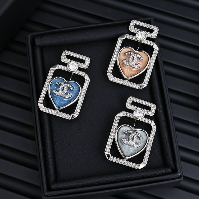 Chanel 25P Colorful Glass Perfume Bottle Brooch Compact, Elegant, And Luxurious,