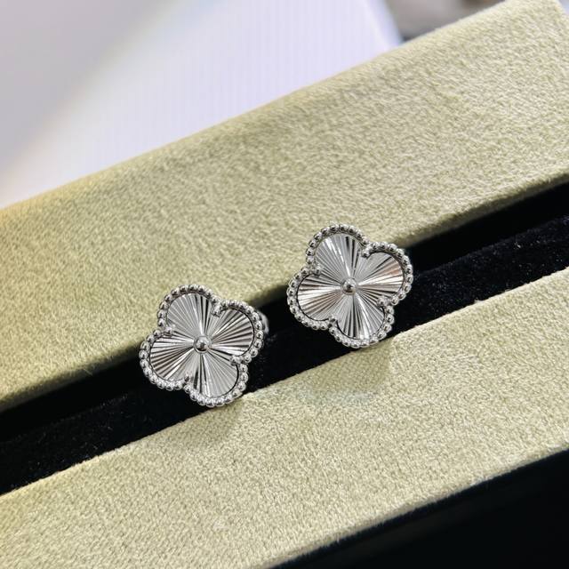A4387 Cnc-Machined Vanja Laser-Etched Four-Leaf Clover Multi-Faceted Single Flow