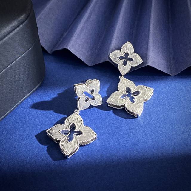 Roberto Coin Keying Four-Petaled Flower Four-Leaf Flower With Small White Diamon