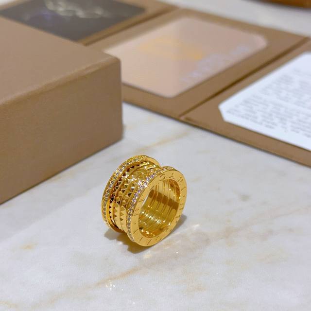 Bvlgari Necklace In V Gold. The Bvlgari Divas' Dream Series Features Flawless Cr