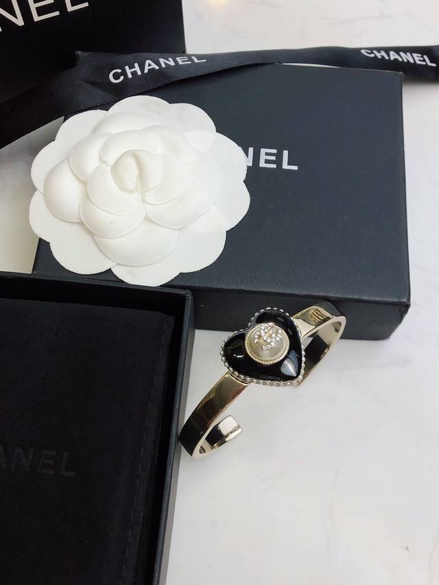 Chanel New Bracelet With Dripping Heart Double C Design, Simple Silhouette, High