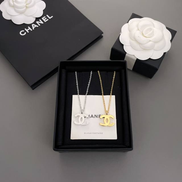 High-Quality, Details As Shown. 070090 Fragrant Gold And Silver C Necklace. A Fa