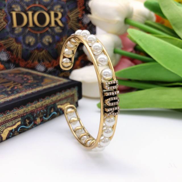 Code Dsz0006 Dior Vintage Letter Bracelet, Featuring Swarovski Pearls And Crysta