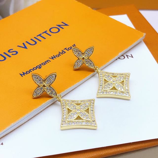 Id Led0037 Lv Latest Vintage-Inspired Pendant With Diamond-Studded Diamond Patte