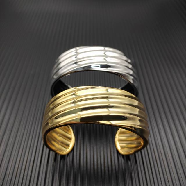 New Arrival David Yurman 24Mm Faceted Bracelet. Available In Gold And Silver. Re