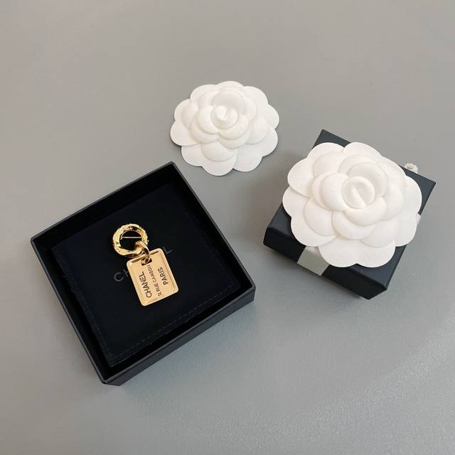 High-Quality Vintage Brooch, Details As Shown, Round Pendant Brooch C Vintage Se