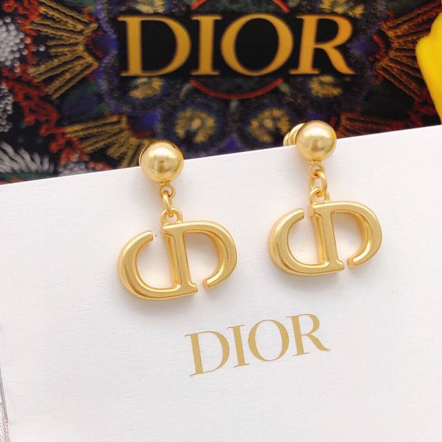 Code Ded0455 Dior Cd Fringe Stud Earrings With A Smooth Finish. 2022 Spring/Summ