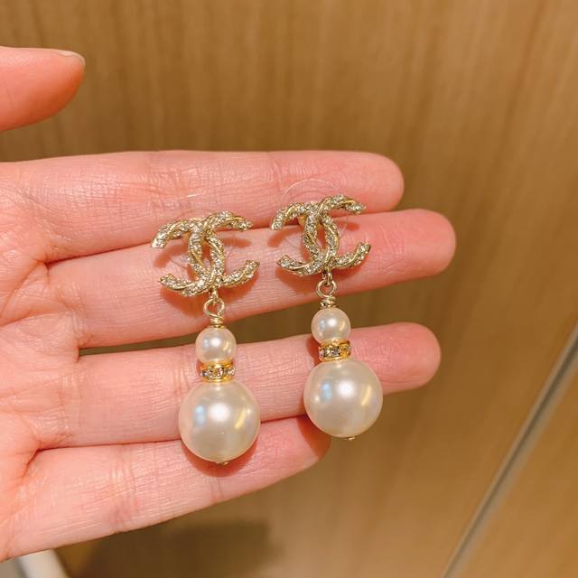 Model Number Xed0076 New Pearl Stud Earrings. The Latest Design From The Hu Lu B