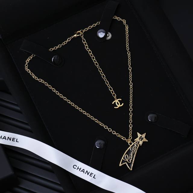Chanel Vintage Palace-Style Meteor Necklace 24 New Enamel Meteor Necklace Captur