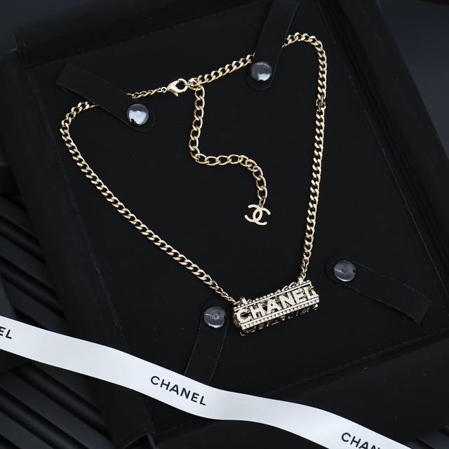 Chanel Openwork Round Bar Crystal Necklace Champagne Color Is Super Luxurious