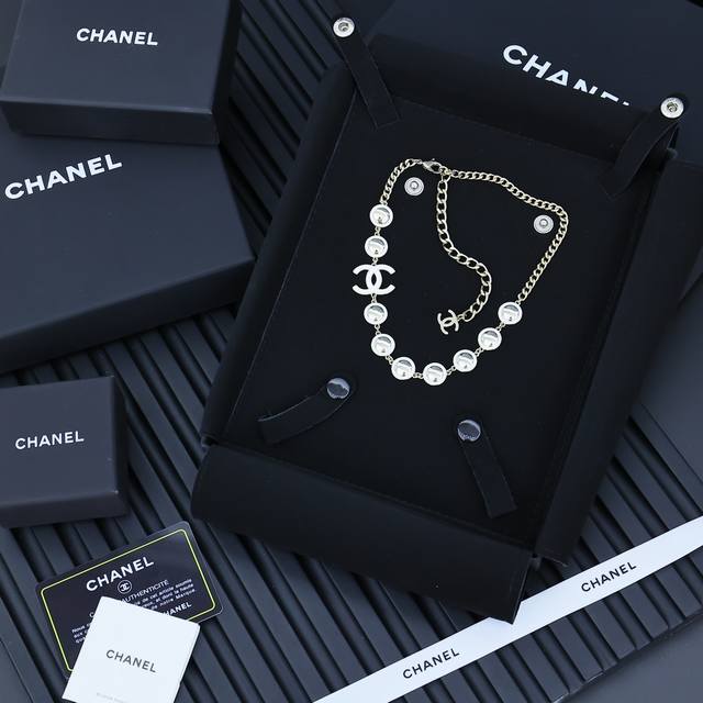 Round White Enamel Logo Short Chain Classic And Versatile, A Must-Have For Fashi