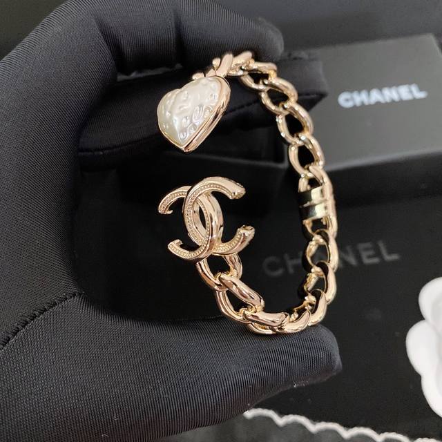 Chanel. Heart Chain Bracelet - Hot-Selling New Arrival Exquisitely Crafted With