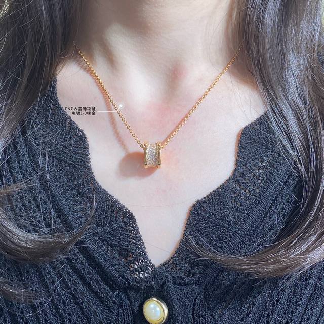 V Gold Material Cnc Authentic Design, Precision-Carved With Gold Plating, Bulgar