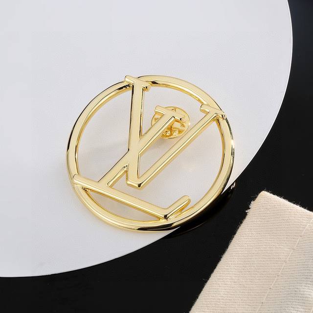 Premium Edition Louis Vuitton Brooch, Crafted With Exquisite Craftsmanship, Feat