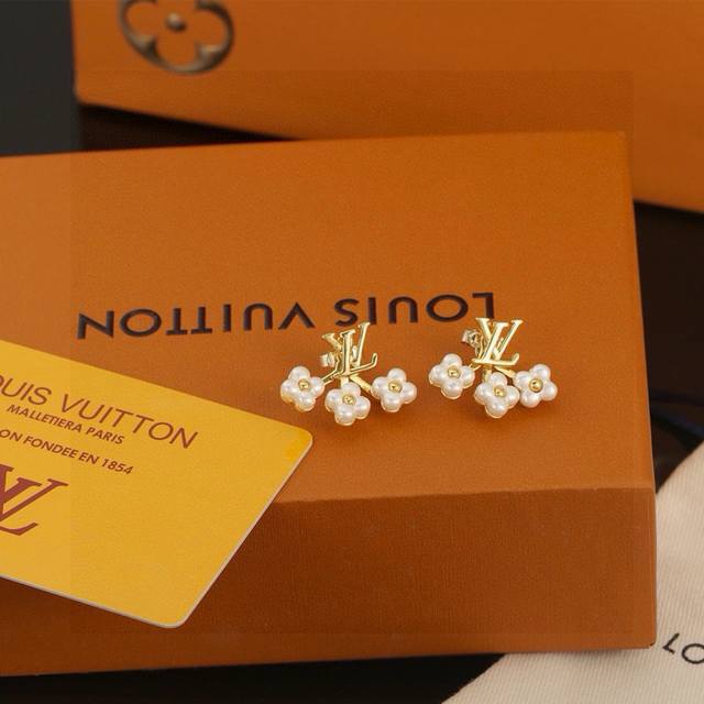 Premium Edition Louis Vuitton Ear Studs, Letter Flower Ear Studs With Two Wearin