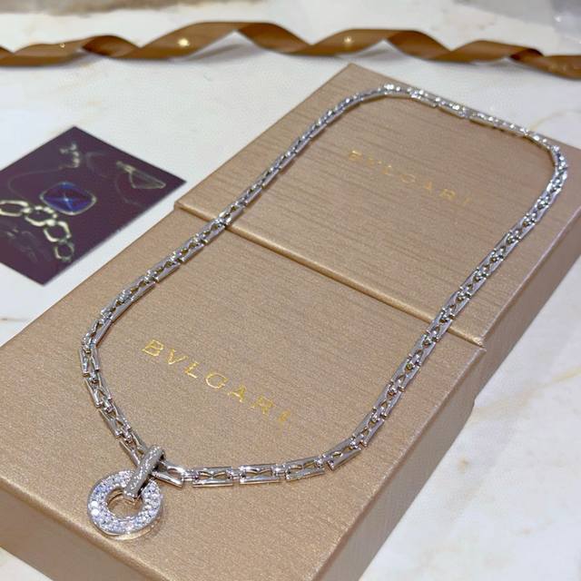Bvlgari Necklace V Gold Material Bvlgari Divas' Dream Series Perfect Condition,