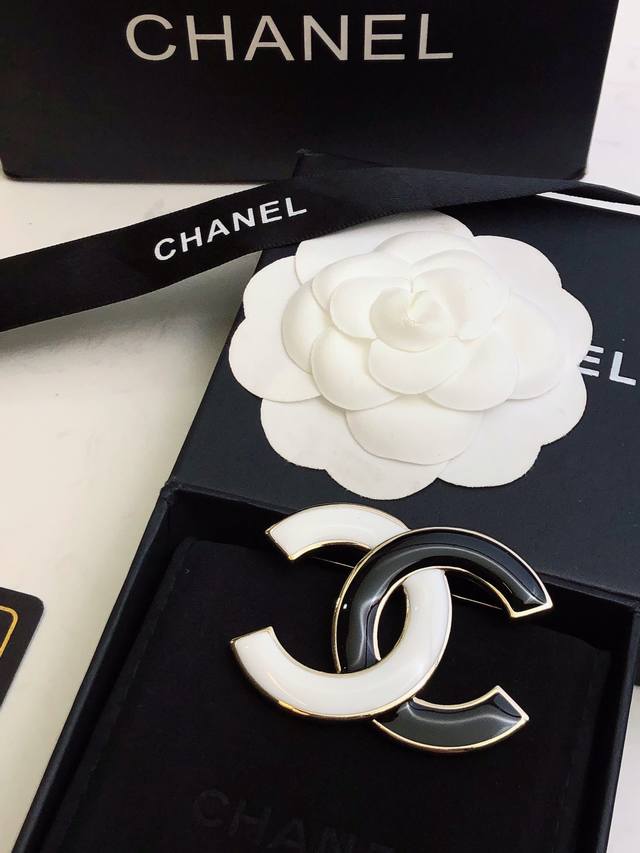 Chanel New Arrival Fall/Winter Is All About Brooches Brooches Can Help You Solve