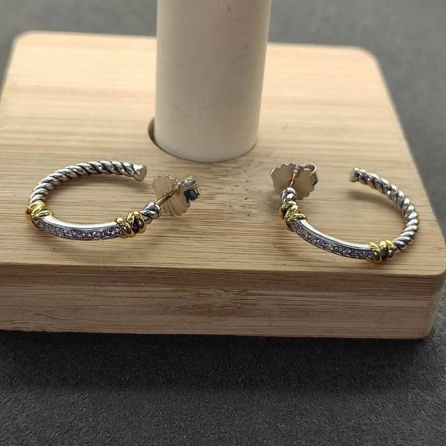 New Arrival David Yurman Gold-Plated Edge Earrings. Item Number Dyeh-047