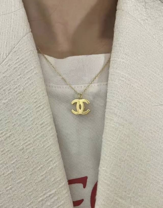High-Quality, Details As Shown. Gold And Silver C-Shaped Necklace, Fashionable Y