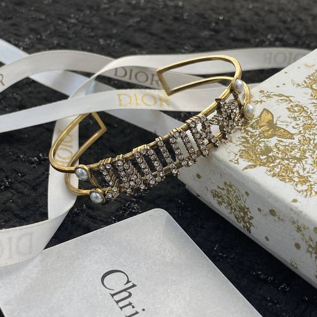 Code Gh092 In-Stock Dior New Letter Diamond Bracelet Best-Selling Model Now Avai