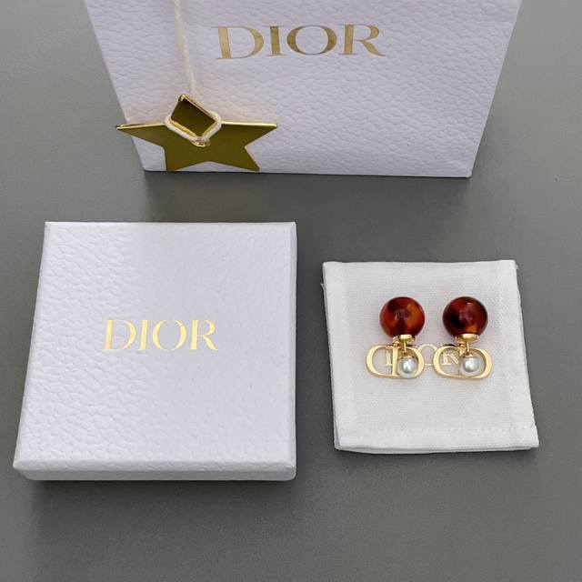 Our Product: Dcd Tortoiseshell Double Pearl Earring Z 5200, Comes With Packaging