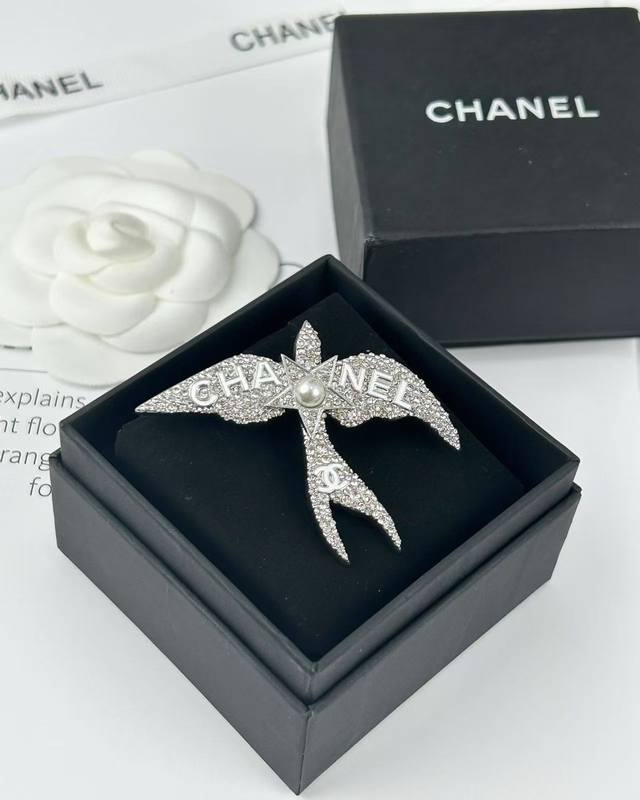 Chanel Heavy-Duty Silver Full-Diamond Letter Engraved Star And Bird Brooch.