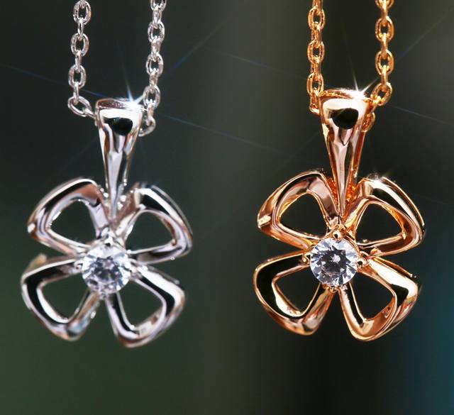 Mini Single Diamond Fiorever Necklace, Such A Beautiful Flower! This Small Flowe