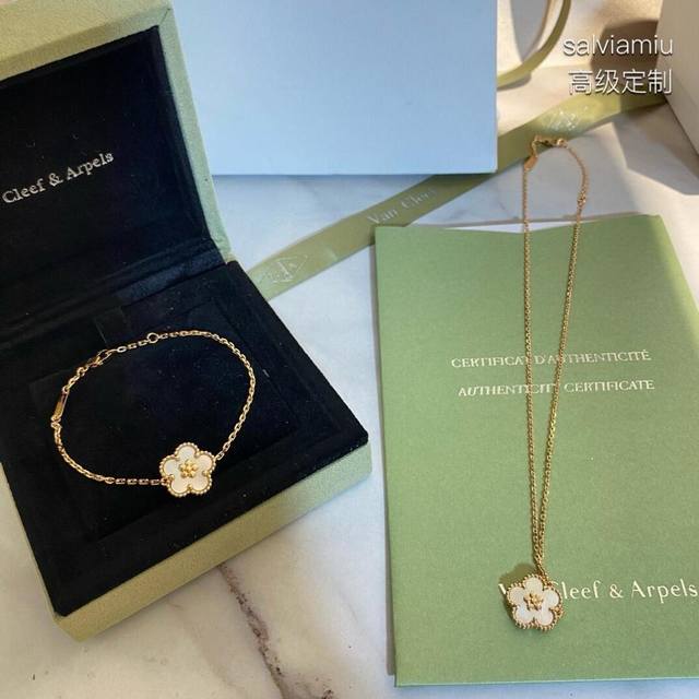 V Gold-Plated Mimi Gold Vca Plum Blossom Necklace, Exuding A Playful Elegance, I